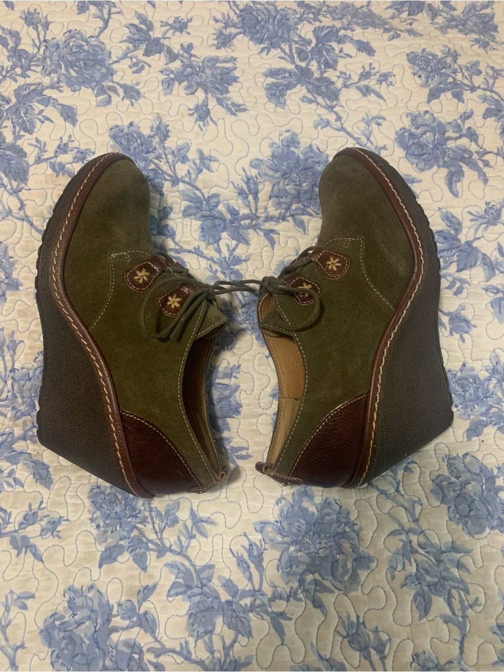 Sofft Olive Green Suede Wedge Oxfords with Brown Trim - Picture 7 of 9